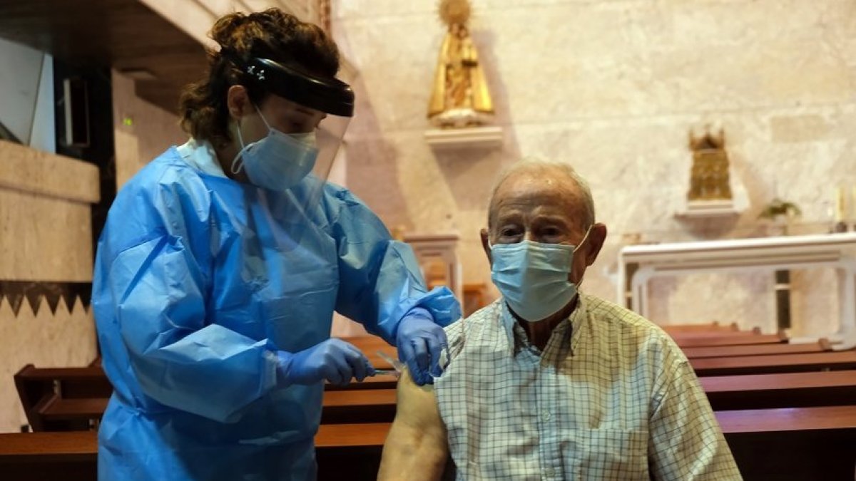 Momento en el que Áureo recibe la vacuna.- ICAL