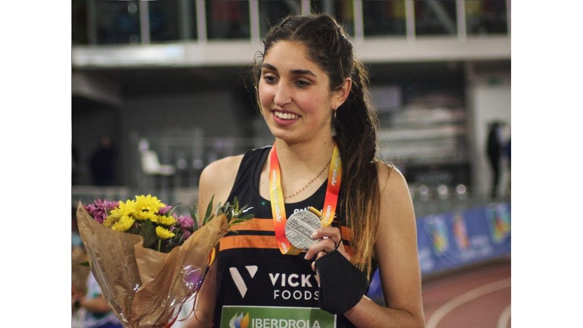 Ángela Viciosa con la medalla tras la prueba en Salamanca. / E.M.