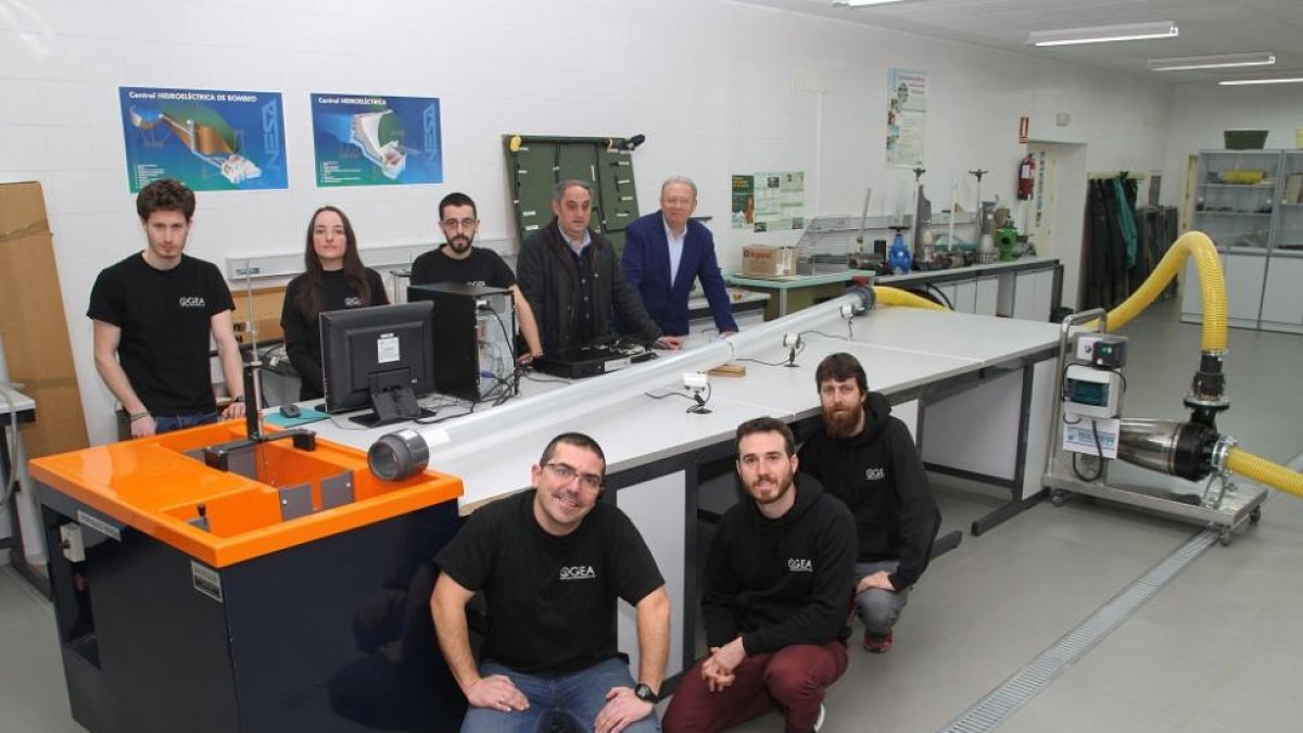 Miembros del grupo de investigación aplicada en Ecohidráulica de la Universidad de Valladolid en el campus de Palencia.-MANUEL BRÁGIMO