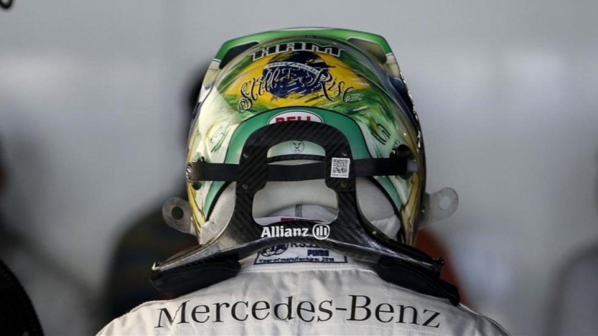 Lewis Hamilton, con el casco de homenaje a Aryton Senna que luce en Interlagos, donde nunca ha ganado.-AFP / MIGUEL SCHINCARIOL