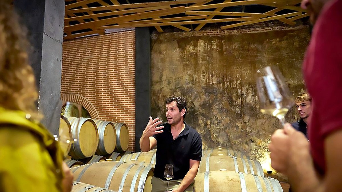 Richard Sanz, en una visita guiada a la bodega centenaria. / DAVID G. COCA