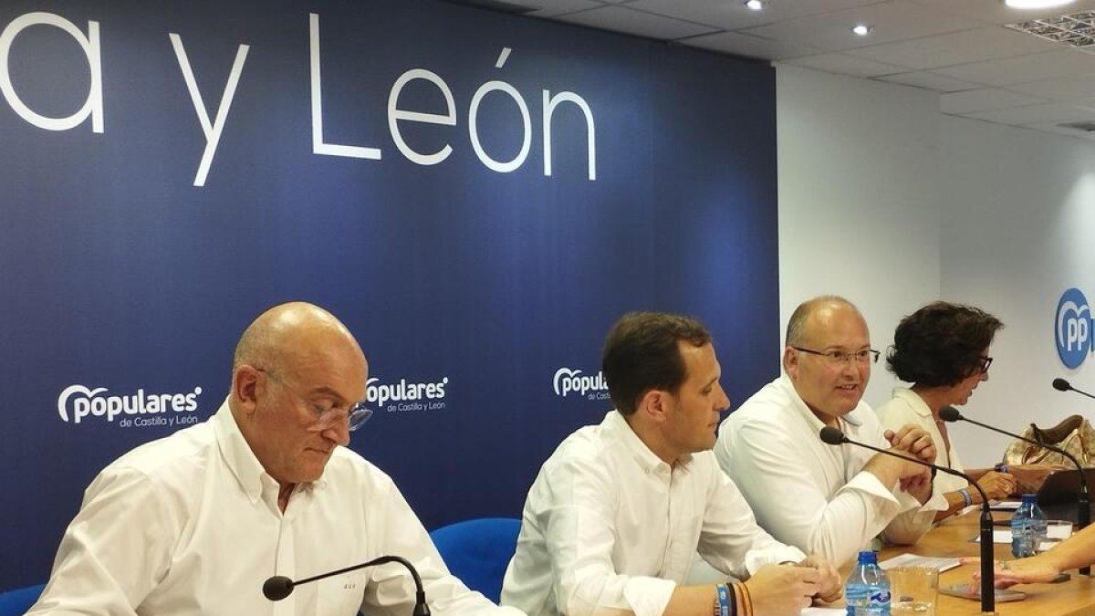 Carnero, Íscar, Tellado y Cantalapiedra en la sede popular. / E. PRESS