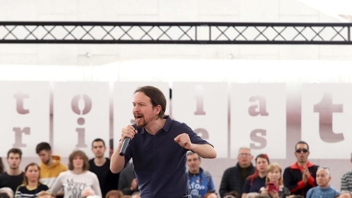 El secretario general de Podemos y candidato a la Presidencia del Gobierno, Pablo Iglesias, participa en un encuentro con ciudadanos junto al secretario regional Pablo Fernández-ICAL