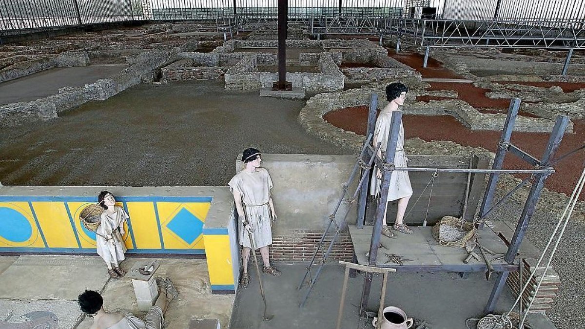 Recreación de una vivienda en la Villa Romana de Almenara-Puras en primer plano, con los restos arqueológicos al fondo.-J.M. LOSTAU