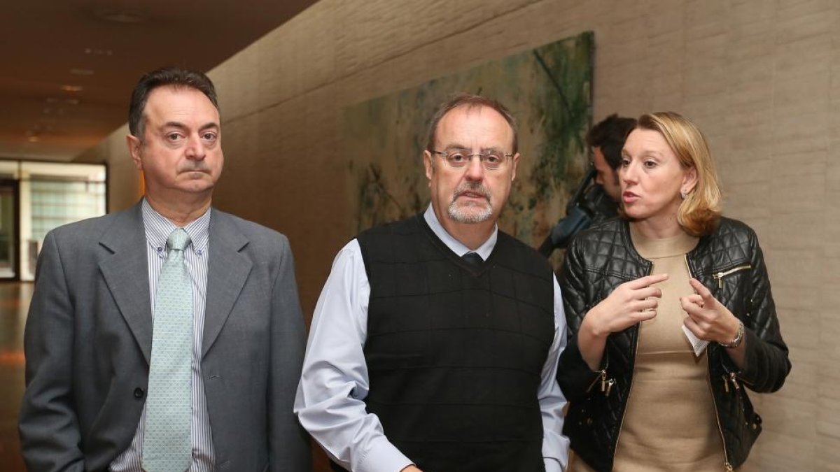 El consejero de Educación, Fernando Rey (C), comparece ante la Comisión de Economía y Hacienda de las Cortes de Castilla y León para exponer los presupuestos de su departamento para 2016. Le acompañan en la imagen los procuradores del grupo popular, Isabe-Ical