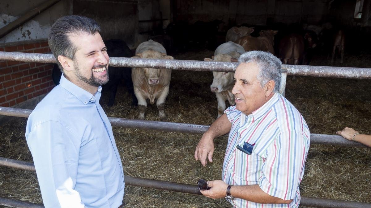Luis Tudanca, en su visita a la localidad vallisoletana de Pollos.-ICAL