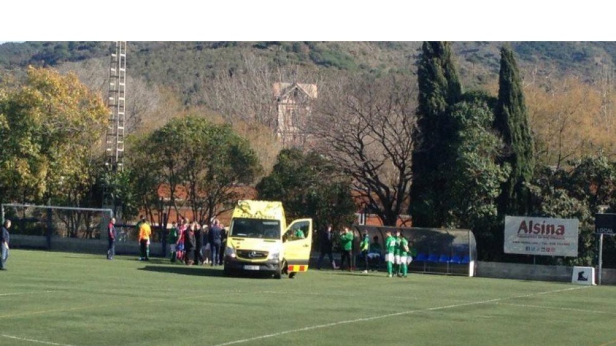 La ambulancia que recogió al técnico ampurdanés.-LA JONQUERA