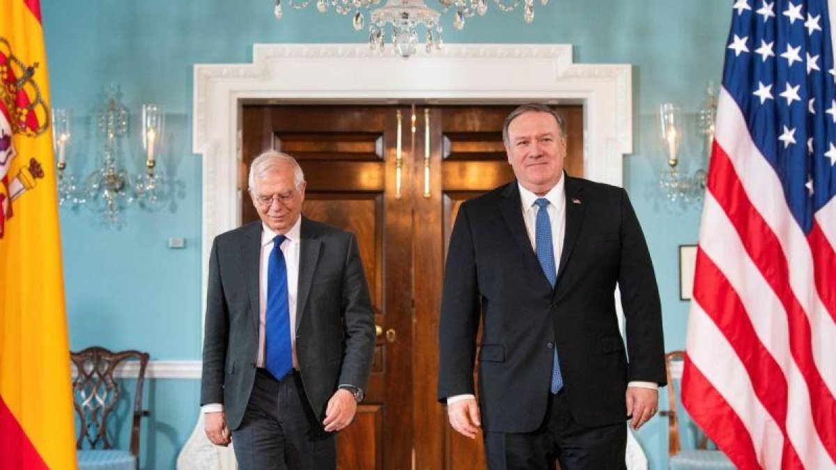 El ministro espanol de Exteriores, Josep Borrell y el secretario de Estado de EEUU, Mike Pompeo.-EFE / EPA