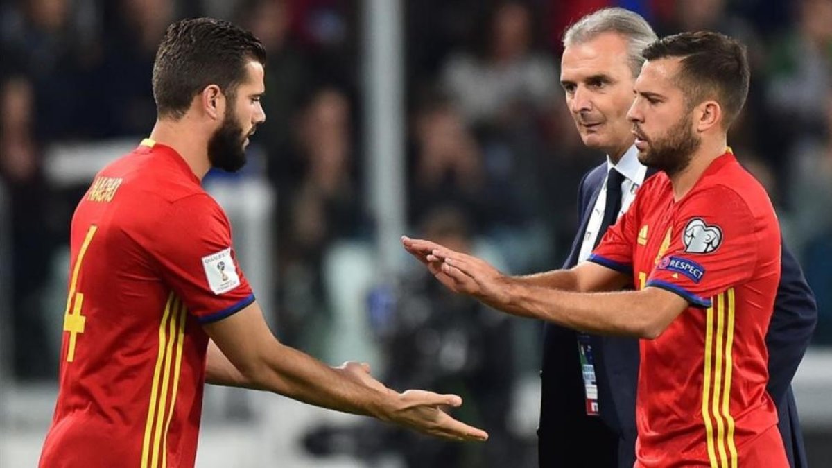 Jordi Alba y Nacho, durante el Italia-España, celebrado en Turín. El partido, ofrecido por TVE-1, fue el programa más visto de octubre en España.-GIUSEPPE CACACE