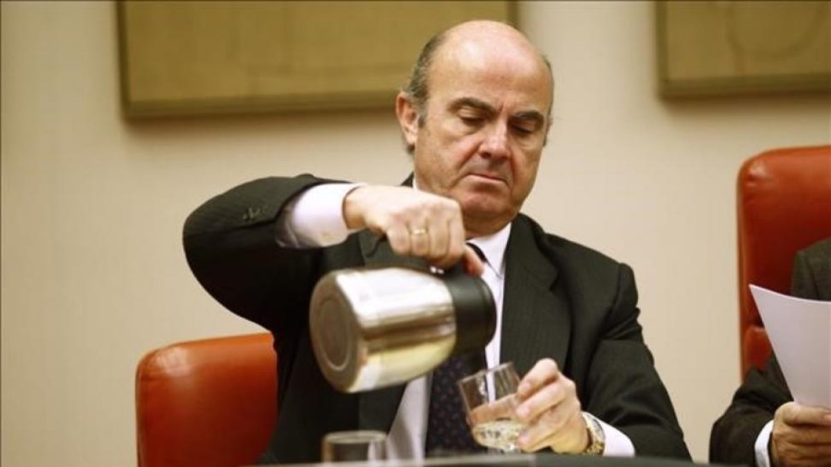 Guindos compareciendo en una Comisión de Economía del Congreso.-AGUSTÍN CATALAN