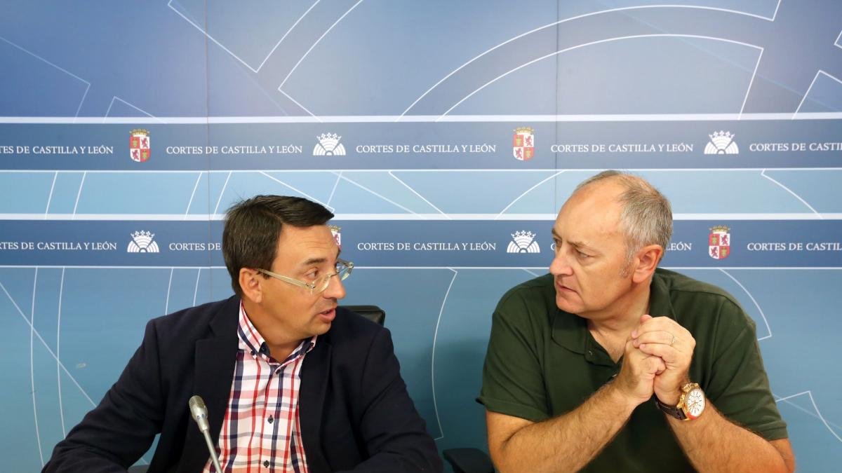 El portavoz de Educación del Grupo Parlamentario Socialista, Fernando Pablos (I), y el viceportavoz, Jesús Guerrero, hacen balance del curso en materia educativa, con especial incidencia en las oposiciones y en la lista de interinos.-RUBÉN CACHO / ICAL