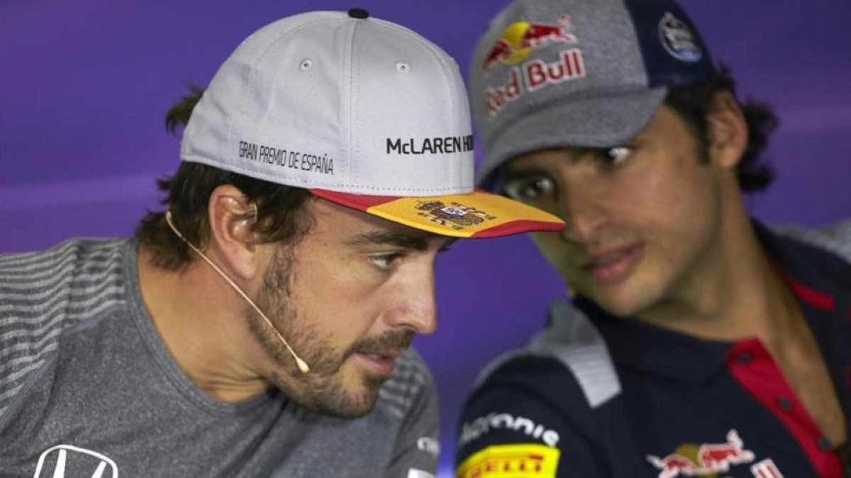 Fernando Alonso atiende a Carlos Sainz, en la conferencia de prensa de este jueves en Montmeló, con motivo del GP de España de F-1.-EFE/ ALEJANDRO GARCÍA