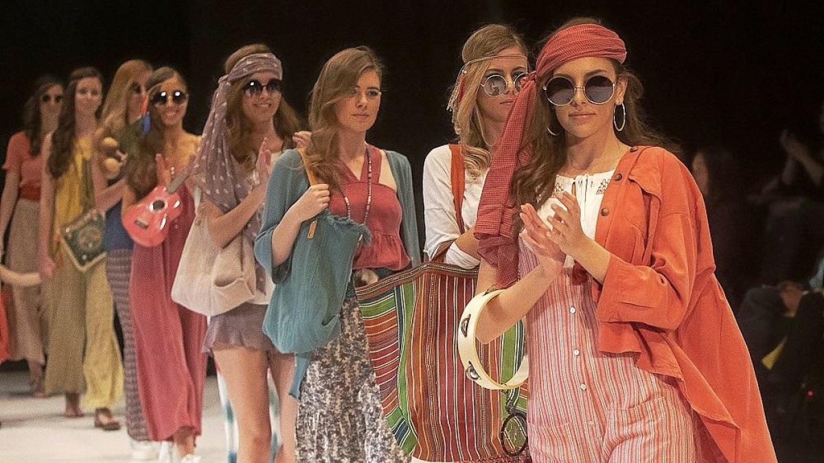 Cierre de uno de los desfiles de la Semana de la Moda, en el que las modelos visten con prendas veraniegas con tejidos fluidos.-J.M. LOSTAU