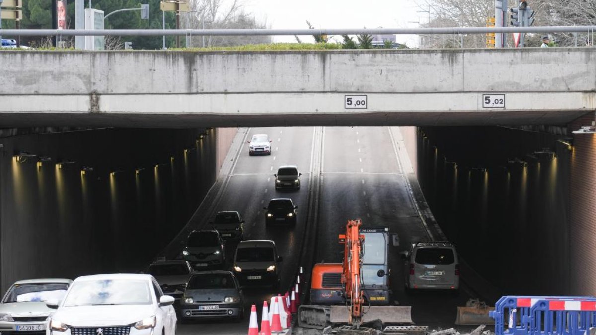 Corte al tráfico por obras en el túnel de la avenida Salamanca en dirección Arroyo. -JUAN MIGUEL LOSTAU