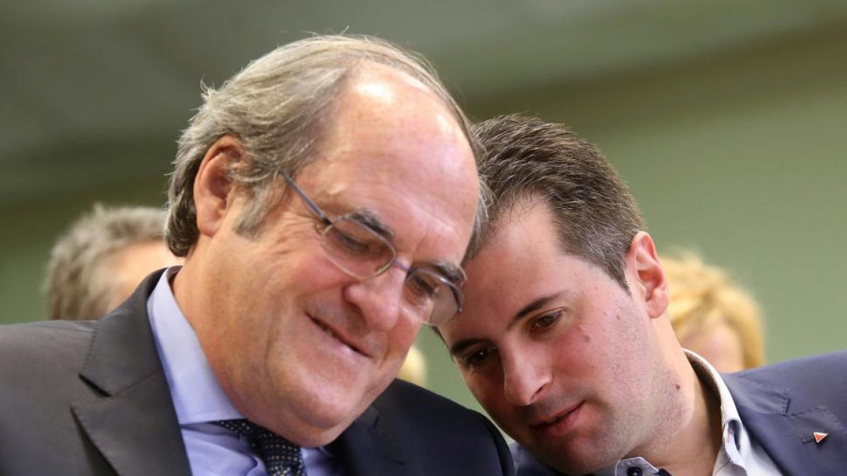 El secretario autonómico del PSOE, Luis Tudanca, y el portavoz socialista en la Asamblea de Madrid, Ángel Gabilondo, en el acto público del PSOE-Ical