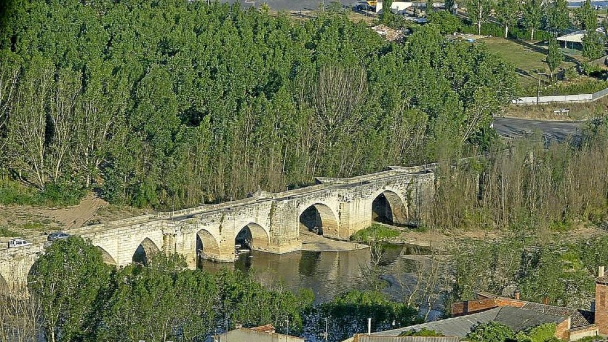 Vista del puente medieval de Simancas.-EL MUNDO