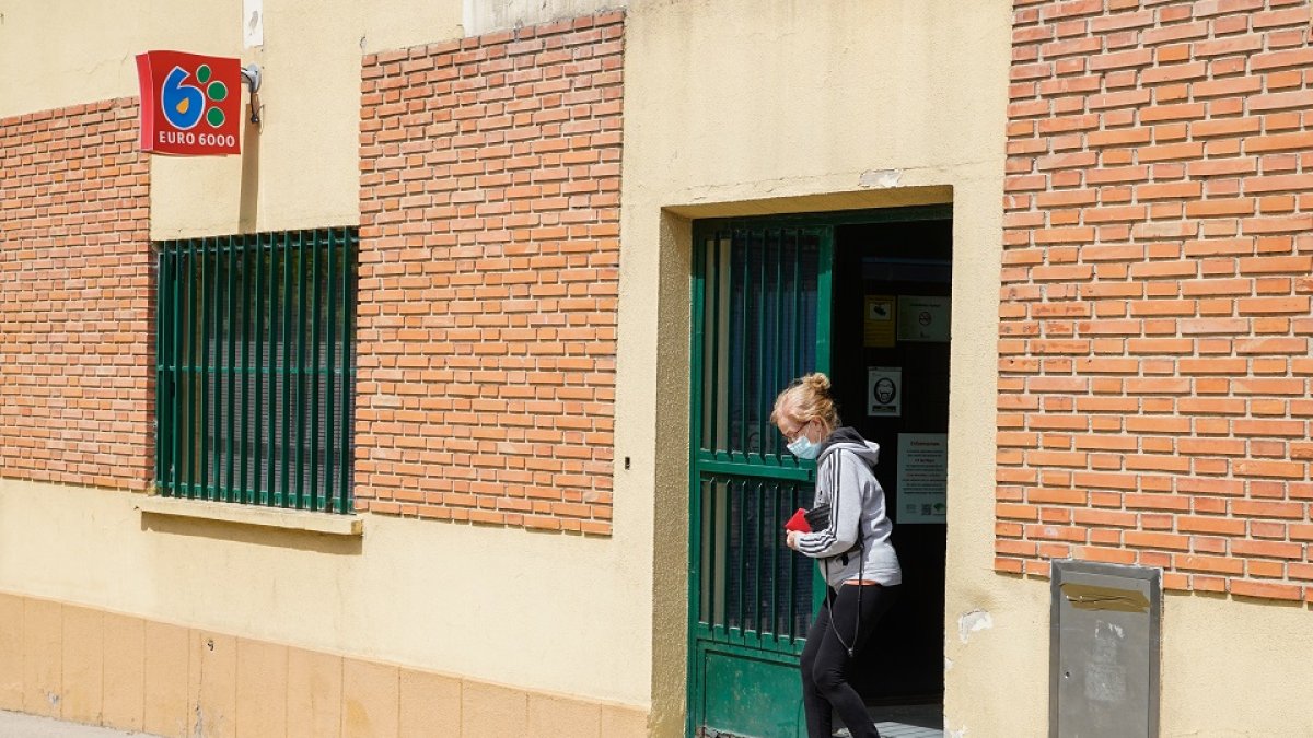 Una vecina de Simancas sale del edificio donde estaba la oficina bancaria.- J. M. LOSTAU