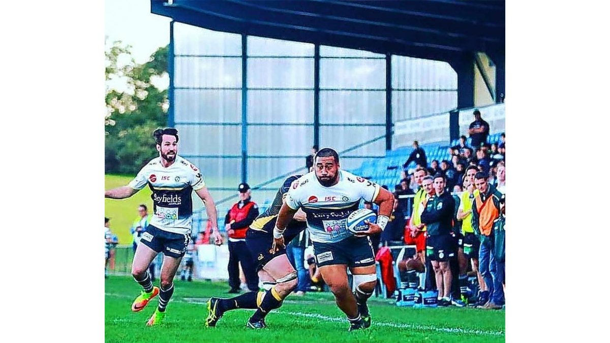 Manassehconduce el oval durante un partido con su anterior equipo.-EL MUNDO