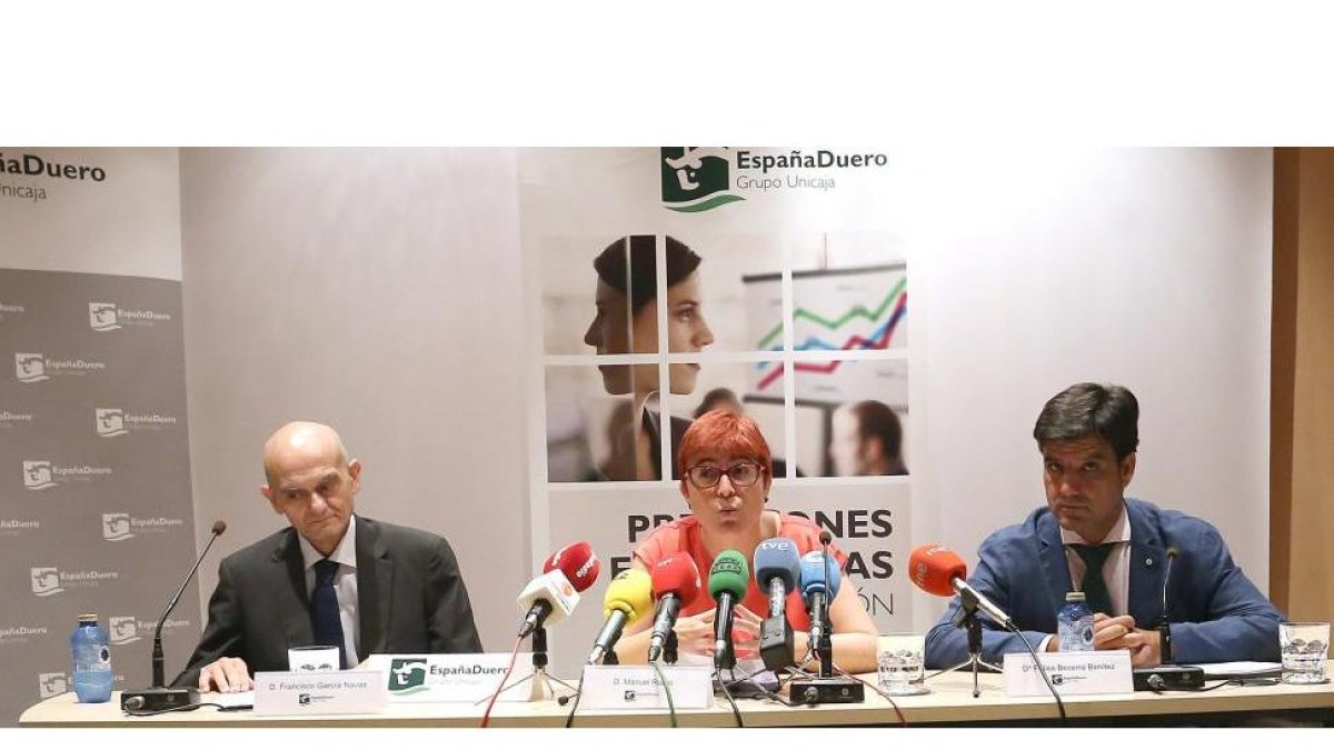 Manuel Rubio (derecha), y los autores Francisco García Navas y Felisa Becerra en la presentación del número 10 del Informe de Previsiones Economía de Castilla y León de EspañaDuero.-ICAL