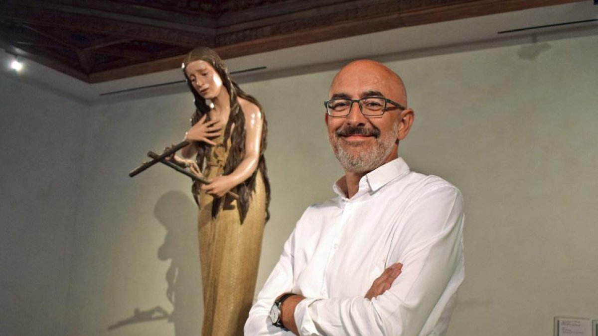 El conservador e historiador leonés Manuel Arias, ante la Magdalena de Pedro de Mena del Museo Nacional de Escultura, en Valladolid.-ARGICOMUNICACIÓN