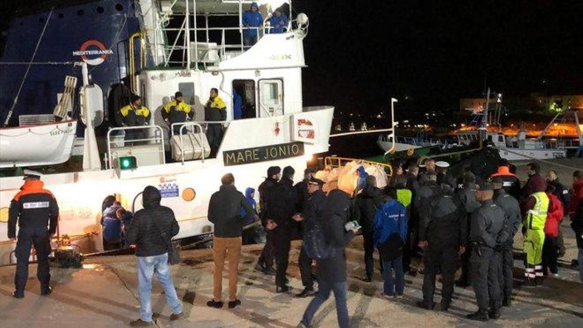 El barco Mare Jonio atracado en el puerto de Lampedusa este martes.-EFE / ELIO DESIDERIO