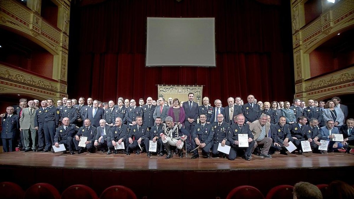 Foto de familia de las autoridades con todos los agentes jubilados y los que recibieron una distición o reconocimiento durante el Día de la Policía Municipal.-JOSÉ C. CASTILLO / PHOTOGENIC