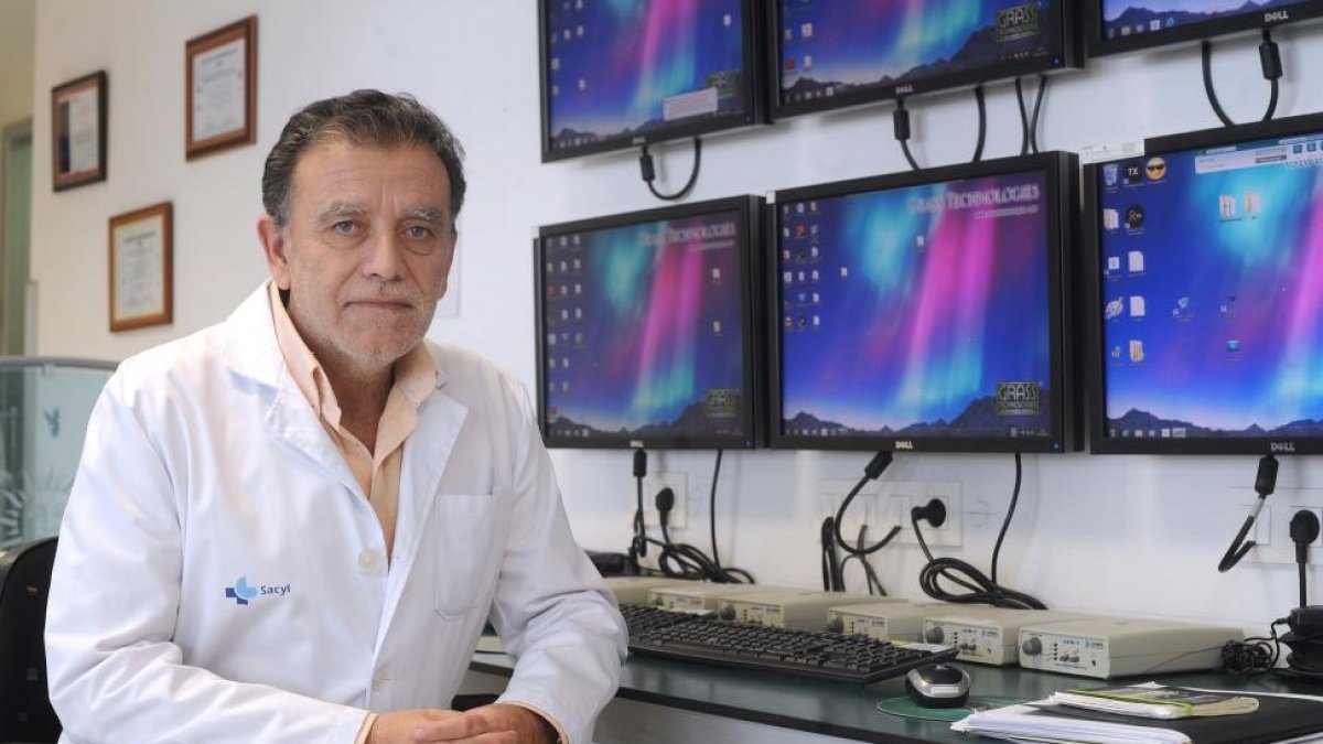 El neumólogo santanderino Joaquín Terán en la Unidad del Sueño del Hospital Universitario de Burgos.-ISRAEL L. MURILLO