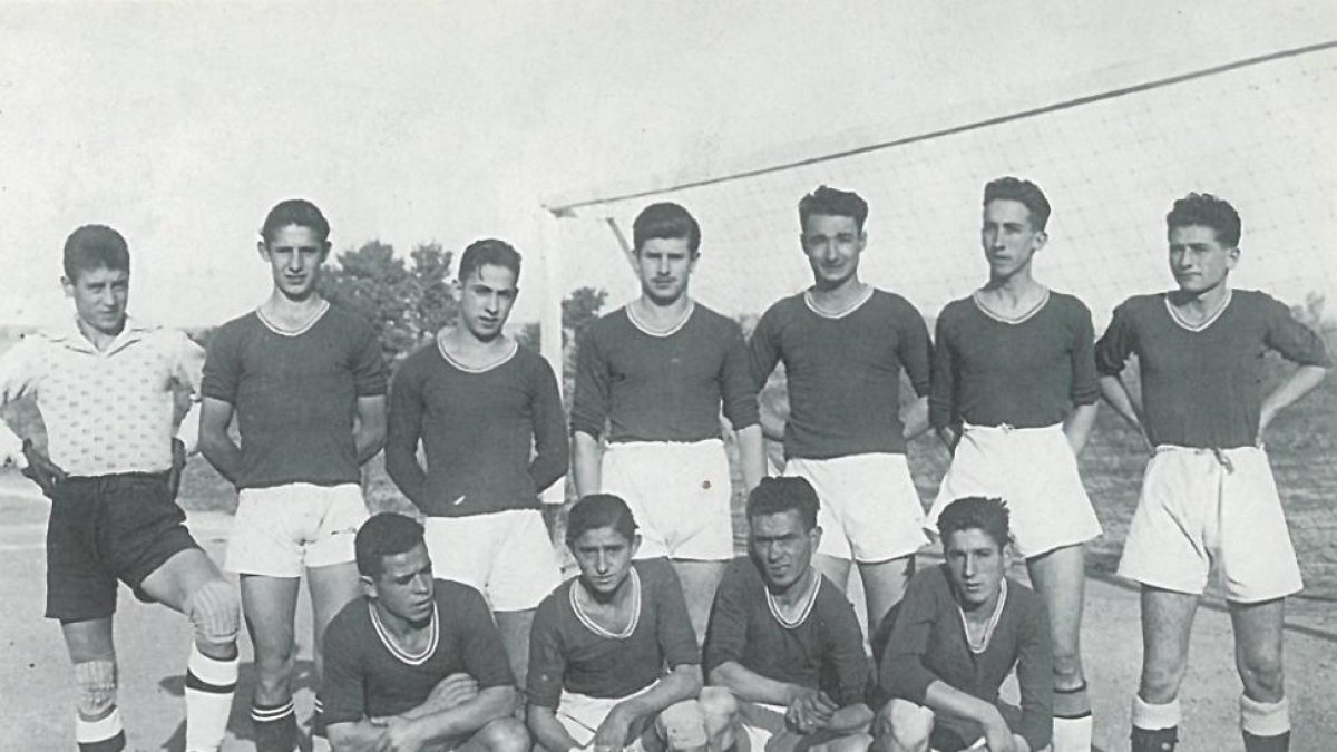 Integrantes de uno de los primeros equipos del CDArces visten las camisetas negras con las que el club jugó durante sus dos primeros años de vida.-EL MUNDO