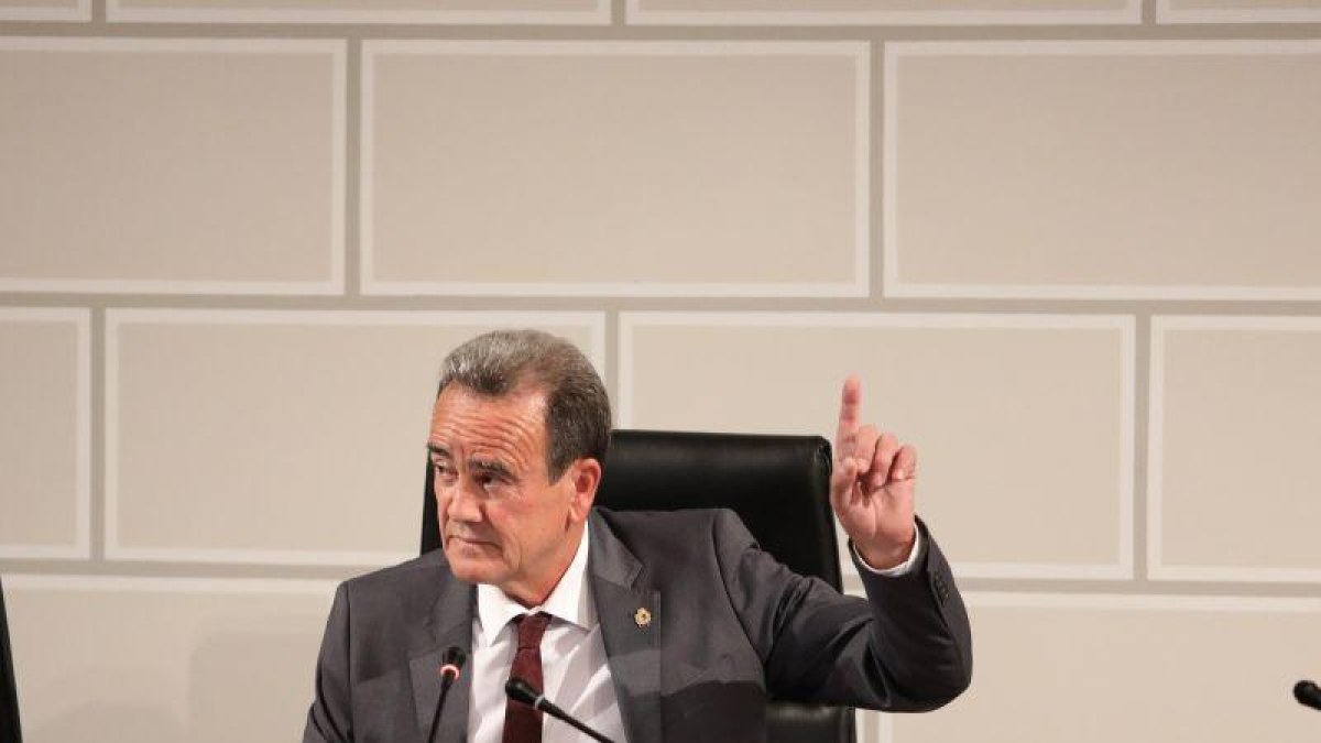 El Rey recibe al portavoz de Compromís, Joan Baldoví, durante la ronda de consultas, este martes en el palacio de la Zarzuela.-EFE