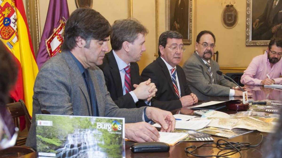 El alcalde de Burgos, Javier Lacalle, acompañado por el concejal de Cultura y Turismo, Fernando Gómez (I), junto al presidente de la Diputación Provincial, César Rico, acompañado por el presidente de Sodebur, Ángel Guerra (D), presentan la oferta de la ca-Ical