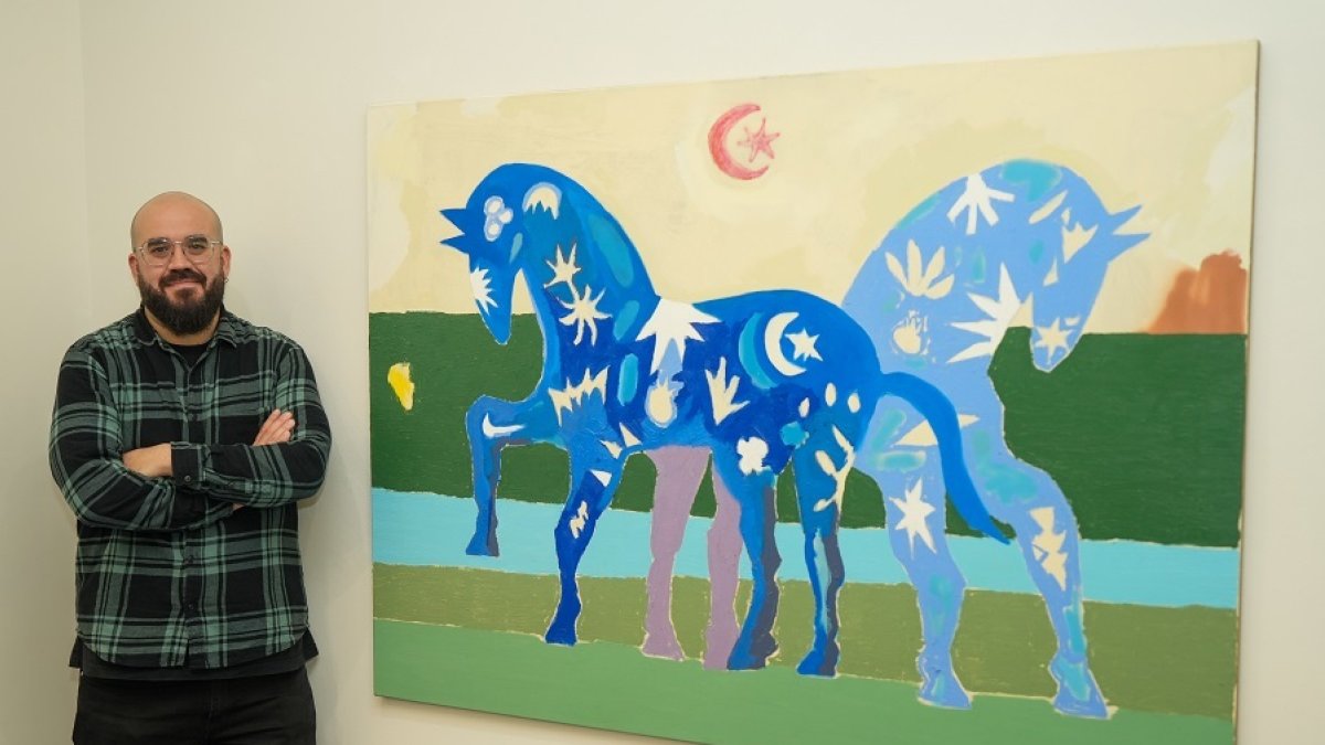 Díaz Vázquez junto al óleo ‘Ayer tarde al lago fui’, en la Galería Javier Silva. PHOTOGENIC