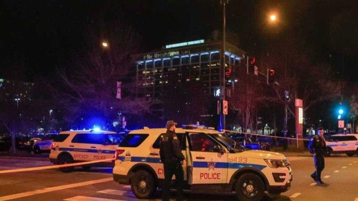 La policía de Chicago resguarda la zona donde se dio un tiroteo.-EFE