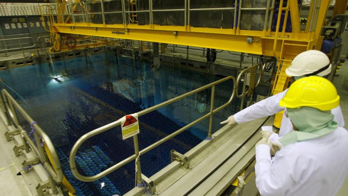 Dos empleados de la central nuclear, junto a la piscina de combustible.-ISRAEL L. MURILLO