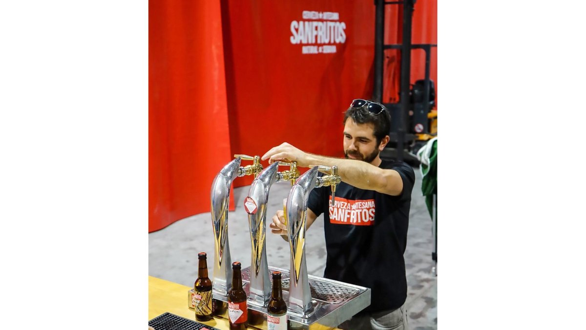 En la imagen, Álvaro Alonso, cervecero de la fábrica sirviendo cerveza en el aniversario de la empresa. / LA POSADA