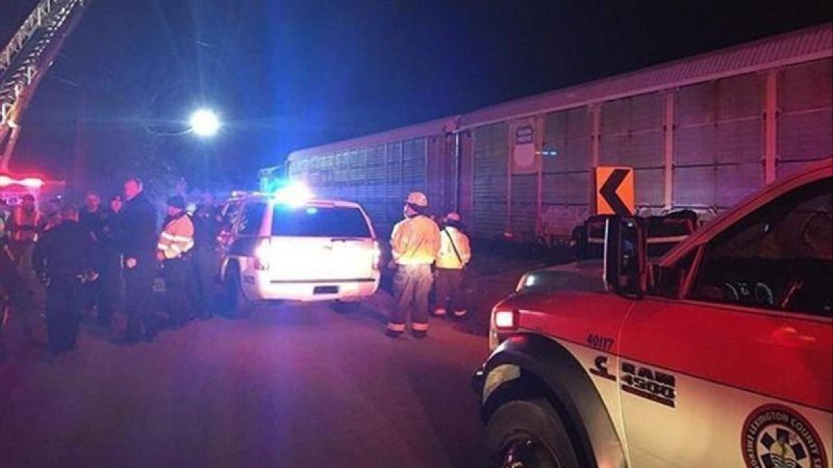 Las autoridades atienden a los heridos en el choque de dos trenes en Estados Unidos, en una imagen facilitada por el Sheriff de Lexington.-EL PERIÓDICO