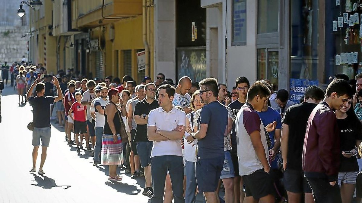 Larga cola de aficionados, ayer a primera hora de la mañana,en  el inicio de la campaña de abonados.-MIGUEL ÁNGEL SANTOS