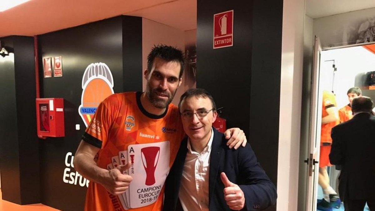 Fernando San Emeterio y Chechu Mulero tras la consecución de la cuarta Eurocup.-E. M.