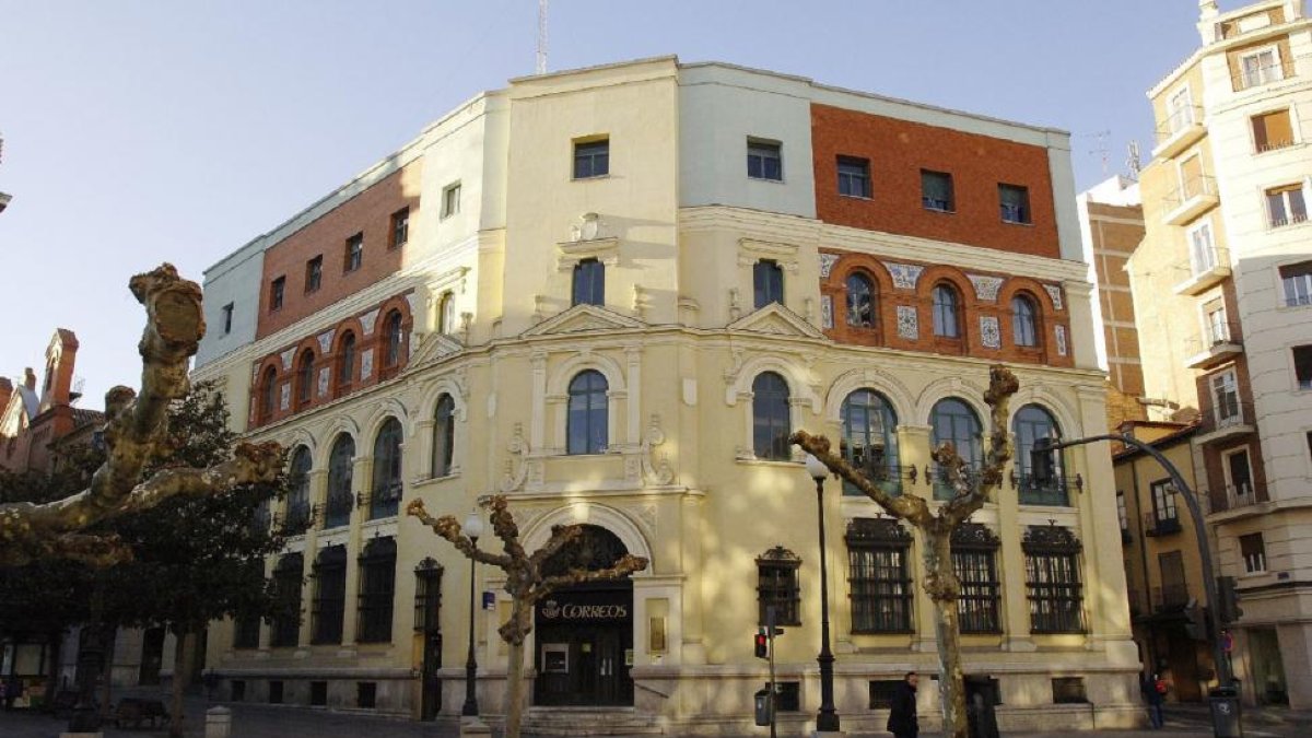 Edificio de Correos de Valladolid.-J. M. LOSTAU
