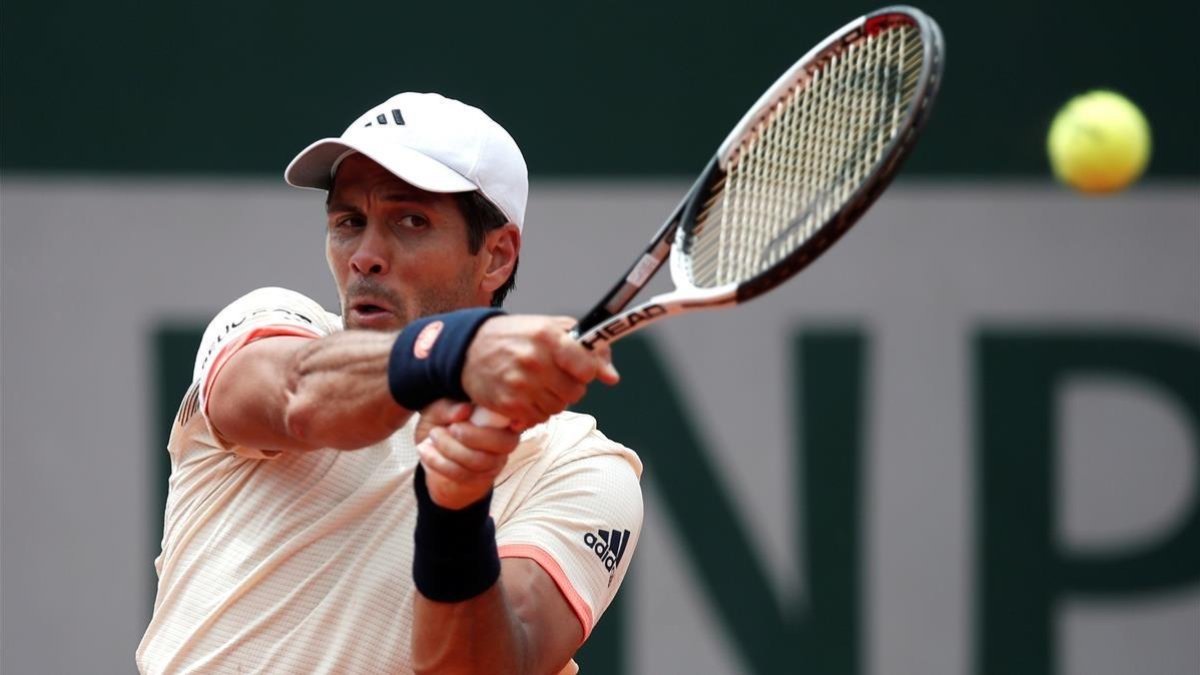 Fernando Verdasco devuelve un golpe a Grigor Dimitrov.-/ REUTERS / BENOIT TESSIER