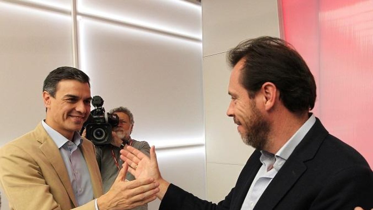 El secretario general del Partido Socialista, Pedro Sánchez saluda al portavoz de la Ejecutiva, Óscar Puente-ICAL