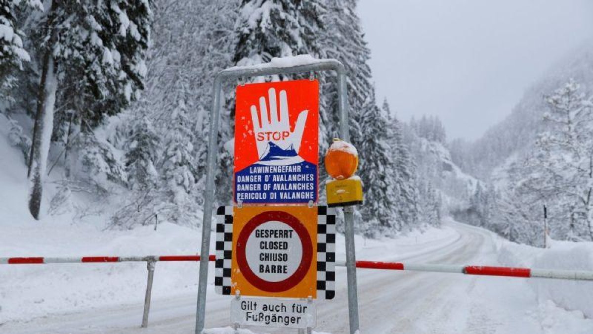 Una señal de advertencia de peligro de avalancha en una carretera cerrada después de fuertes nevadas cerca de Obertauern, Austria.-REUTERS / LEONHARD FOEGER