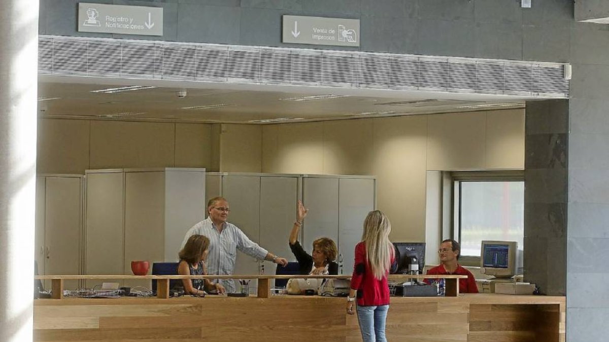 Una contribuyente tramita sus gestiones en la Agencia Tributaria.-Wellington
