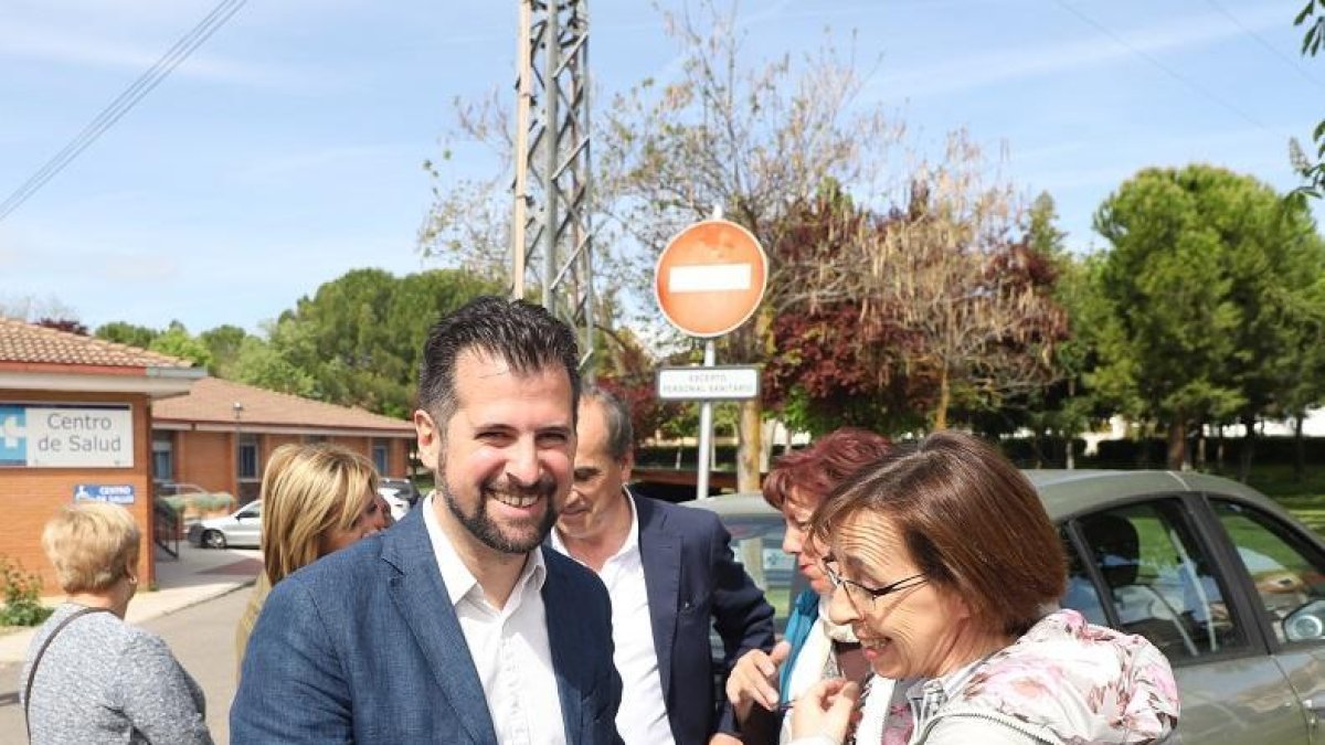 El candidato socialista a la Presidencia de la Junta, Luis Tudanca, junto a la alcaldesa de Roa, Carmen Millavares, tras su visita al centro de Salud de esta localidad-ICAL