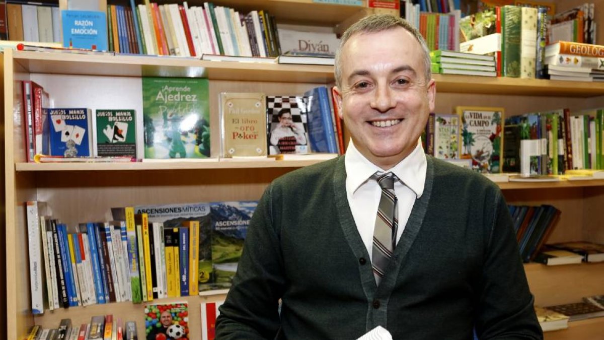Manuel Olveira presenta en León su novela 'Todo el tiempo del mundo'-Ical