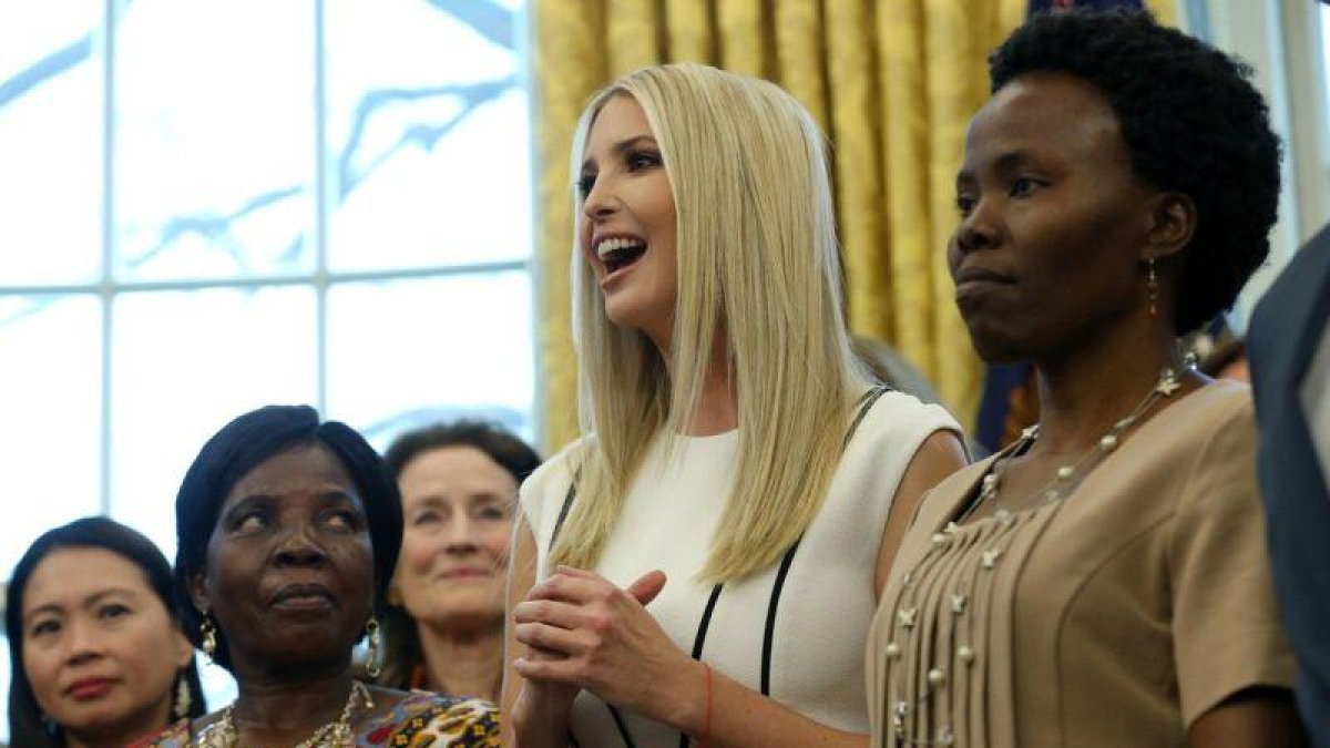 Ivanka Trump presenta su programa de ayuda a mujeres en el Despacho Oval de la Casa Blanca.-REUTERS