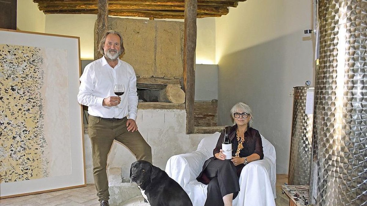 Petra Merino y Cveto Marsic, con su vino ‘negro de viña’, en su bodega de Grajal de Campos.-
