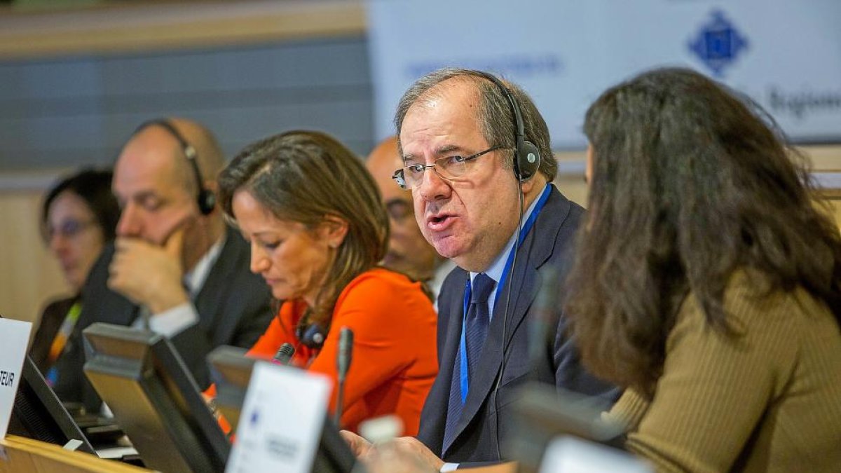Herrera durante su intervención. A su derecha, María de Diego.-ICAL