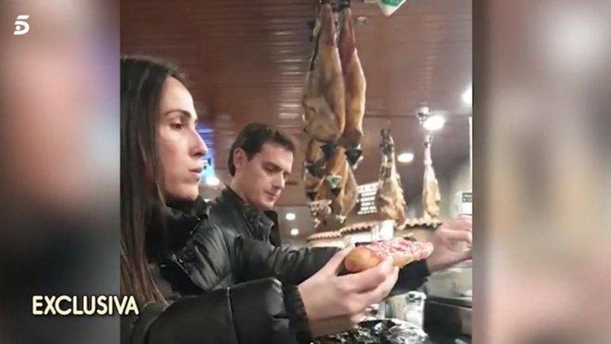 Malú y Albert Rivera, juntos en un bar de carretera.-TWITTER SÁLVAME