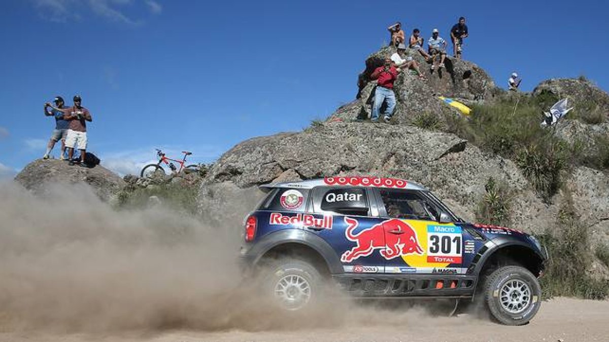 El Mini del piloto catarí Nasser al-Attiyah, durante la segunda etapa del Dakar, entre Villa Carlos Paz y San Juan (Argentina).-Foto:   EFE / NICOLÁS AGUILERA