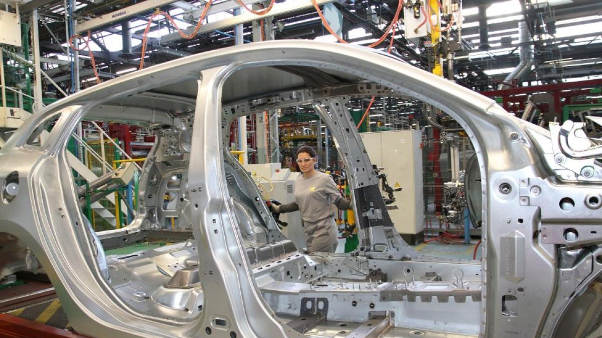 Cadena de montaje del nuevo Mégane en la fábrica de Villamuriel.-ICAL
